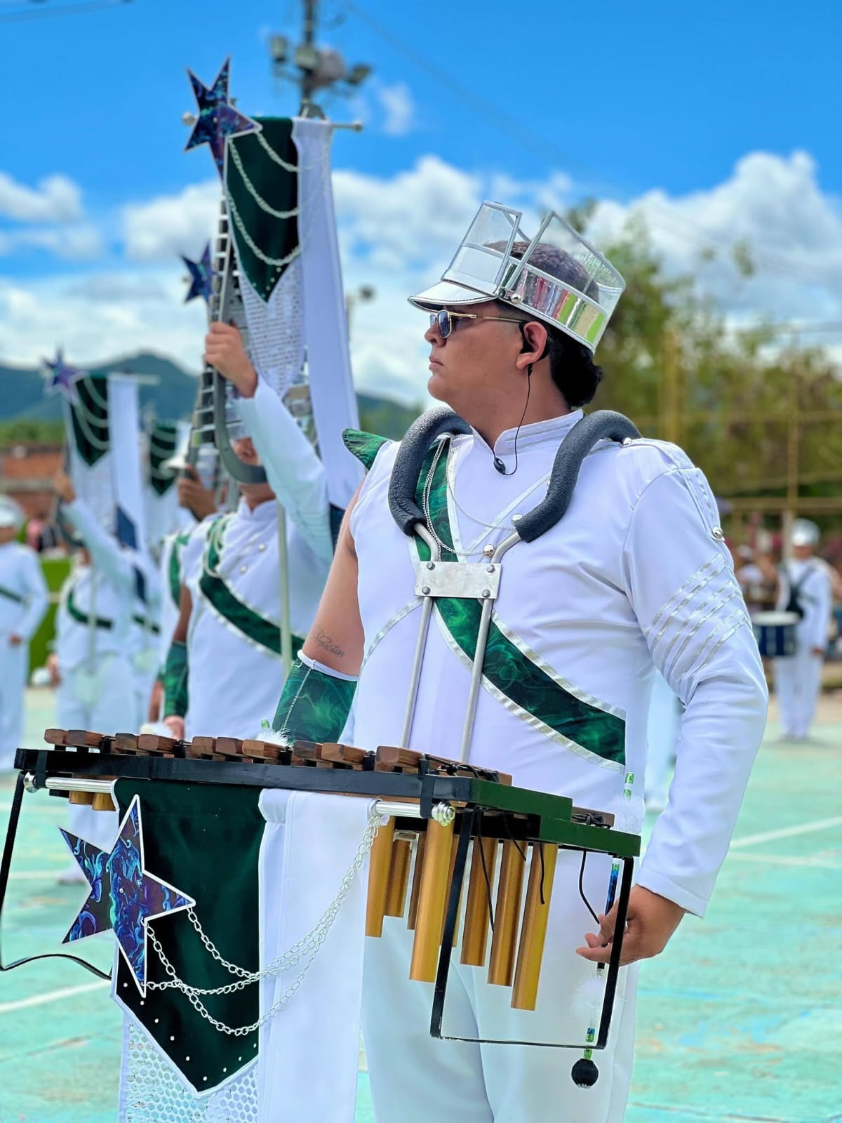 Alumnos tocando liras